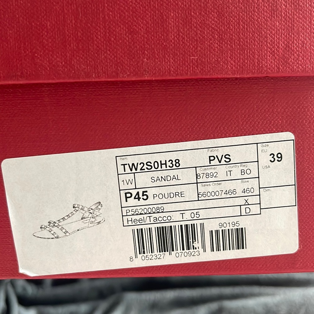 Valentino Garavani size 39 in color Poudre